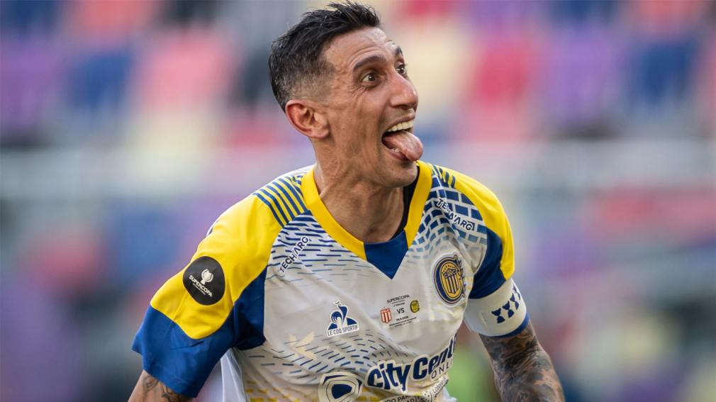 Ángel Di María celebra con la camiseta de Rosario Central.