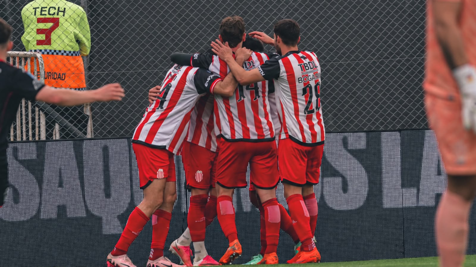 Foto de la nota: Barracas Central le ganó 2-0 a Huracán con un doblete de Briasco