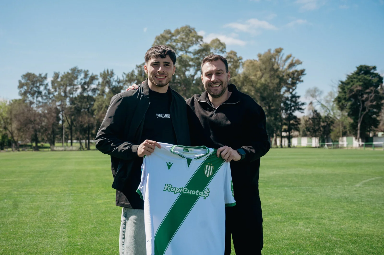 Brandon Oviedo firma la renovación de su contrato hasta diciembre de 2029